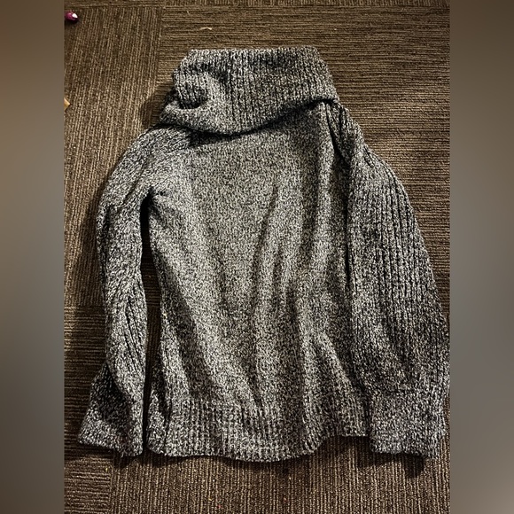 Women’s Nine West sweater size medium - Picture 3 of 3